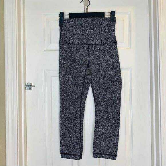 lululemon | Wunder Under High Rise 1/2 Tight Size 4 - Picture 2 of 9